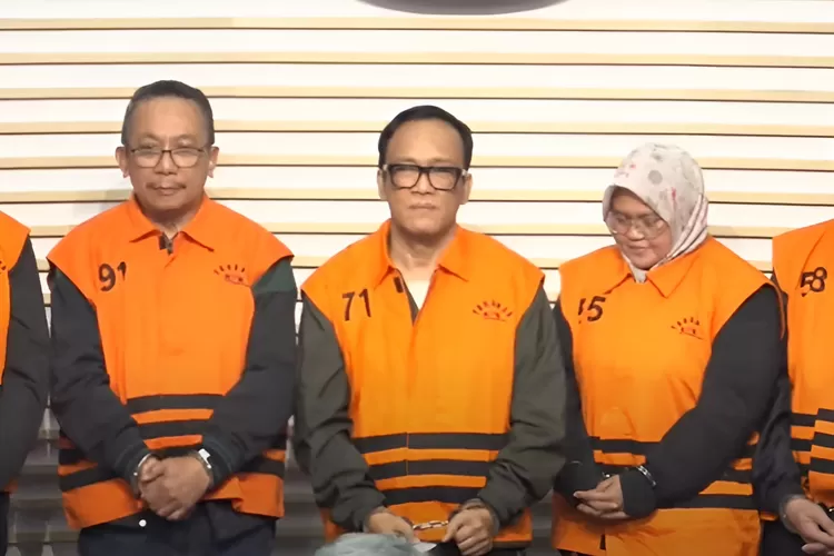 Wamenaker Noel Ebenezer digiring KPK usai ditetapkan tersangka korupsi. (HukamaNews.com / YouTube.com/KPKRI)