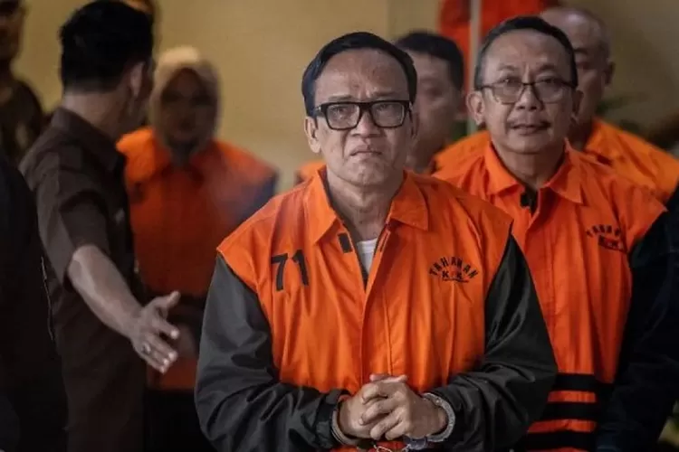 Noel Ebenezer keluar dari Gedung Merah Putih KPK usai pemeriksaan kasus pemerasan K3 (HUkamaNews.com / Antara)