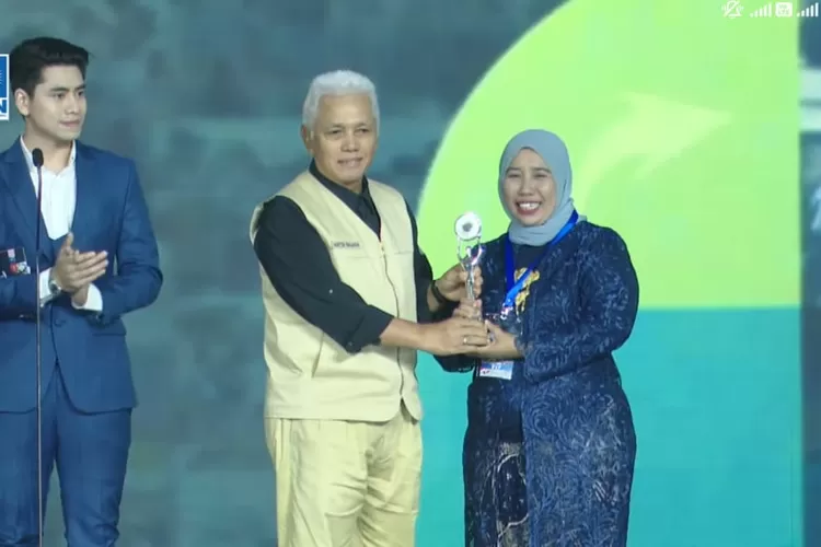 Hening Parlan, Koordinator nasional GreenFaith Indonesia saat menerima penghargaan PAN Award yang diserahkan oleh  Ketua Majelis Penasihat PAN Hatta Rajasa  di Jakarta, MInggu 24 Agustus 2025