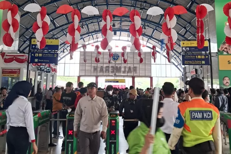 Penumpang KRL menunggu di Stasiun Kebayoran usai layanan ke Palmerah ditutup (HukamaNews.com / X.com @cie)