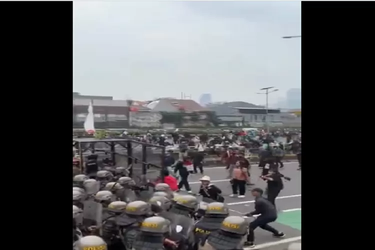 Demo yang berakhir rusuh mahasiswa, pelajar dan berbagai elemen seperti ojek pada Senin (25/8) (Ist)