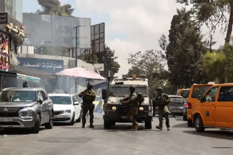 Tentara Israel menyerbu kota Ramallah di Tepi Barat pada hari Selasa, menyebabkan 14 orang terluka ketika pasukan menyebar di pusat kota, kata Bulan Sabit Merah Palestina (Ist)