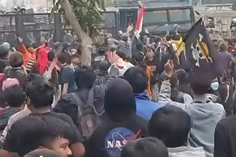 Ilustrasi: Massa buruh berunjuk rasa di depan DPR RI membawa spanduk tuntutan. (HukamaNews.com / Net)