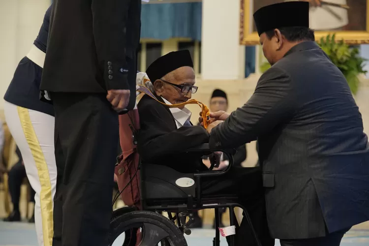 Prabowo serahkan Bintang RI Utama untuk keluarga Jenderal Hoegeng di Istana Negara (HukamaNews.com / Sekretariat Kabinet)