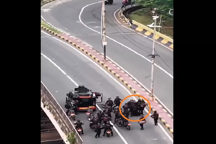 Seorang pendemo dipukul beramai-ramai oleh aparat di atas fly over, terekam drone, pada Kamis (28/8)  - X @Taufik Q. Muftie