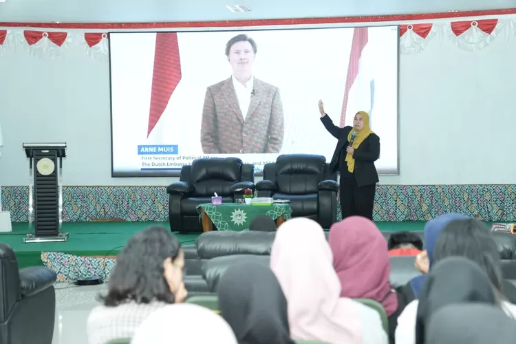 Hening Parlan, Direktur Program Eco Bhinneka Muhammadiyah, hadir sebagai narasumber Kuliah Umum di Universitas Muhammadiyah Maluku Utara 29 Agustus 2025