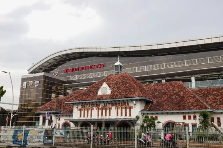 Demo tutup akses Stasiun Pasar Senen, 12 kereta jarak jauh dialihkan berhenti luar biasa di Jatinegara hari ini. (HukamaNews.com / X @keretaapikita))