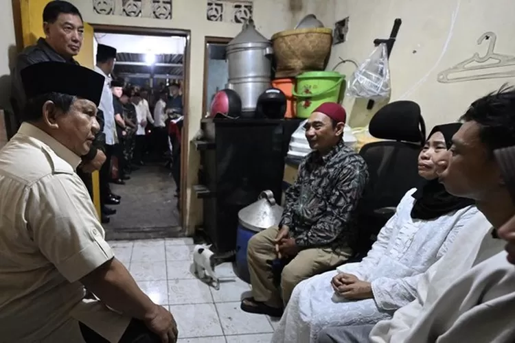 Presiden Prabowo Subianto terlihat berdialog dengan keluarga almarhum Affan Kurniawan pasca menjadi korban terlindas mobil rantis Polri, Jumat (29/8). (Elizabeth Widowati )