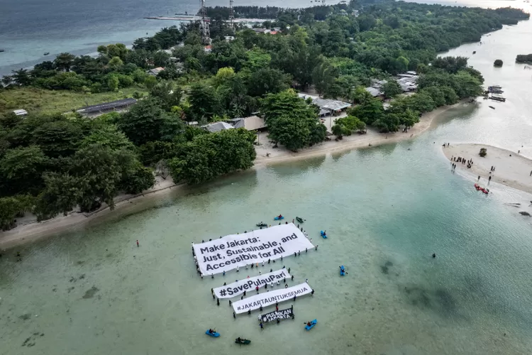 Kelompok masyarakat sipil bersama warga Pulau Pari menggelar aksi damai di Pantai Perawan, demi menuntut keadilan sosial dan lingkungan di Pulau Pari.