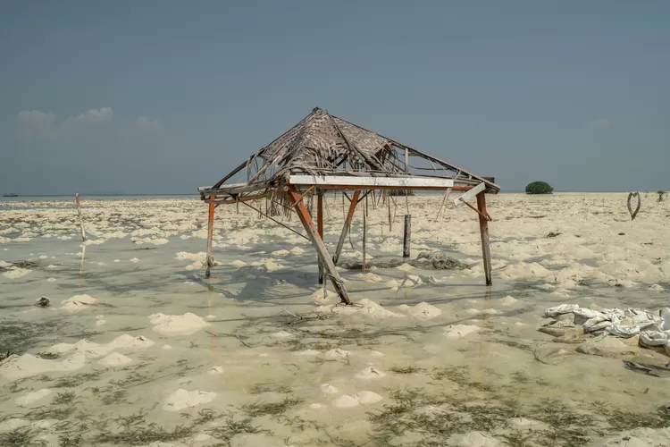 Ilustrasi: Sebuah pondok wisata rusak karena tidak dapat digunakan lagi di Pulau Pari, Jakarta, Indonesia, pada Sabtu, 31 Mei 2025. Sebelumnya, pondok tersebut berada di daratan, tetapi kini berada di tengah air.