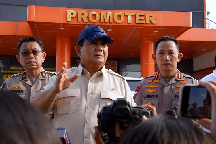 Presiden Prabowo menjenguk korban ricuh di RS Polri (HukamaNews.com / Sekretariat Presiden)