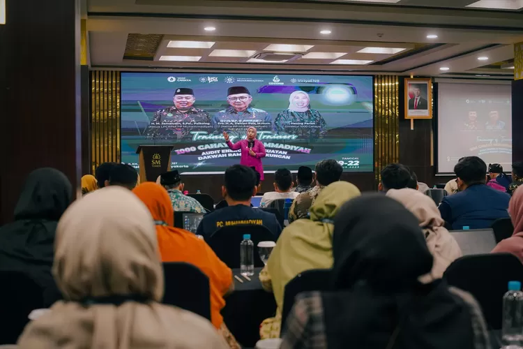 irektur 1000 Cahaya, Hening Parlan, saat memberikan sambutan di acara ToT Audit Energi dan Penguatan Dakwah Ramah Lingkungan, Senin (19/8), di SM Tower Malioboro, Yogyakarta.