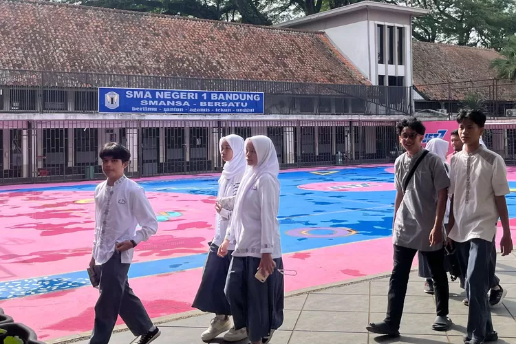 Para siswa siswi melintasi bangunan SMAN 1 Bandung. 