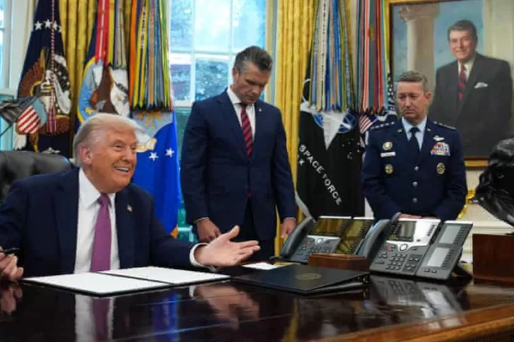 Donald Trump tandatangani perintah eksekutif ubah Departemen Pertahanan jadi Departemen Perang (HukamaNews.com / Dok. Istimewa)