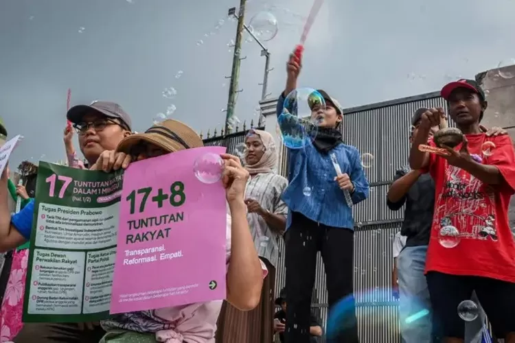 Kelompok mahasiswa mendesak DPR dan pemerintah agar segera menindaklakjuti tuntutan publik yang tertuang dalam '17+8.' 