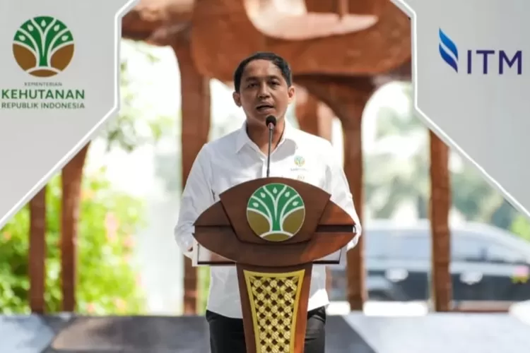 Menteri Kehutanan Raja Juli Antoni beri klarifikasi soal fotonya main domino dengan tersangka pembalakan liar. 