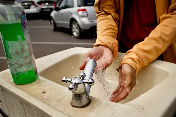 Sabun cuci tangan dan hand sanitizer sama-sama efektif membersihkan tangan dari kotoran. 