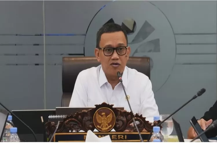 Menteri Perlindungan Pekerja Migran Indonesia (P2MI) Abdul Kadir Karding, beri klarifikasi soal foto main domino dengan Azis Wellang. 