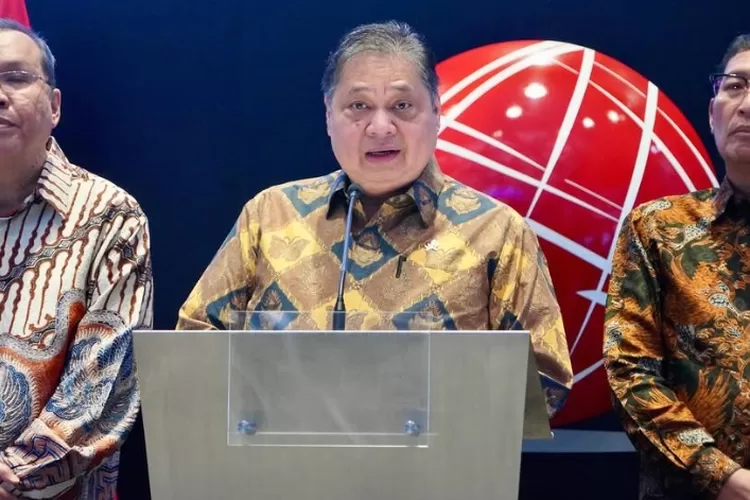 Menteri Koordinator Bidang Perekonomian, Airlangga Hartarto (tengah) buka suara soal isu PHK massal di PT Gudang Garam. 