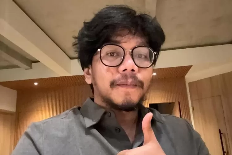 Influencer Indonesia, Ferry Irwandi yang kini dilaporkan Dansat Siber TNI ke Polda Metro terkait dugaan tindak pidana. 