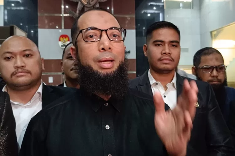 Khalid Basalamah usai diperiksa KPK soal kasus kuota tambahan haji. (HukamaNews.com / Net)