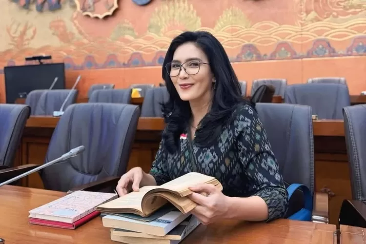Rieke Diah Pitaloka puji kinerja Uya Kuya dan Eko Patrio di DPR (HUkamaNews.com / Instagram)