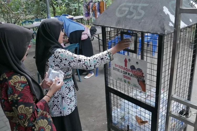 Ilustrasi Gerakan Shadaqah Sampah yang diinisiasi kader Muhammadiyah. 