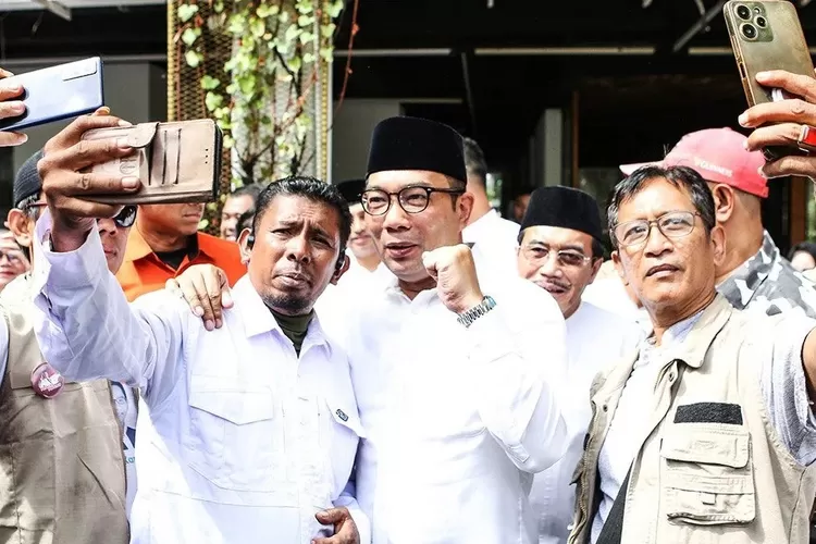 Ridwan Kamil bersama relawan usai konferensi pers Pilgub Jakarta (HukamaNews.com / Antara)
