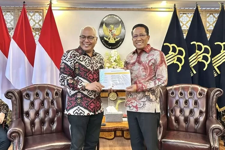 Ketua Umum PWI Akhmad Munir bertemu Menkumham usai SK resmi diterbitkan. (HukamaNews.com / Dok.PWI)