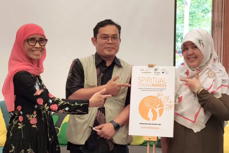 Peluncuran Buku Spiritual Changemakers: Lentera Perubahan dari Keberagaman untuk Bumi dan Kemanusiaan, yang ditandatangani oleh Nani&nbsp;Zulminarni (Ashoka), Parid Ridwanuddin (GreenFaith Indonesia), dan Triningsih (Eco Bhinneka Muhammadiyah)