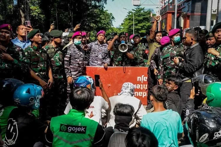 Personel TNI berdialog dengan massa aksi di Jakarta. (HukamaNews.com / Antara)