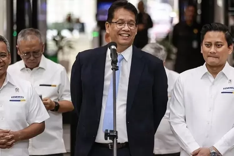 Menkeu Purbaya Yudhi Sadewa bersama pejabat Kemenkeu di Jakarta. (HukamaNews.com / Antara )