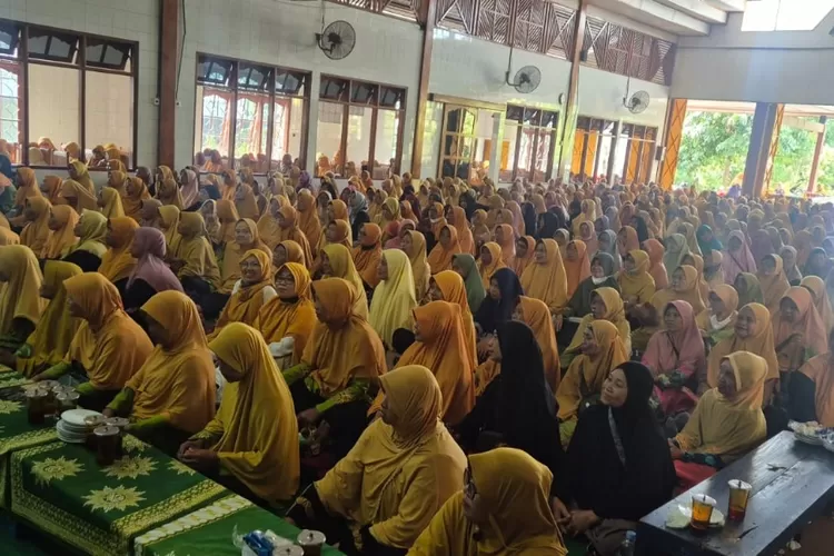 Seribu lebih ibu Aisyiyah Nguter, Sukoharjo, menghadiri pengajian rutin yang menghadirkan Hening Parlan, Direktur 1000 Cahaya, sebagai pembicara.