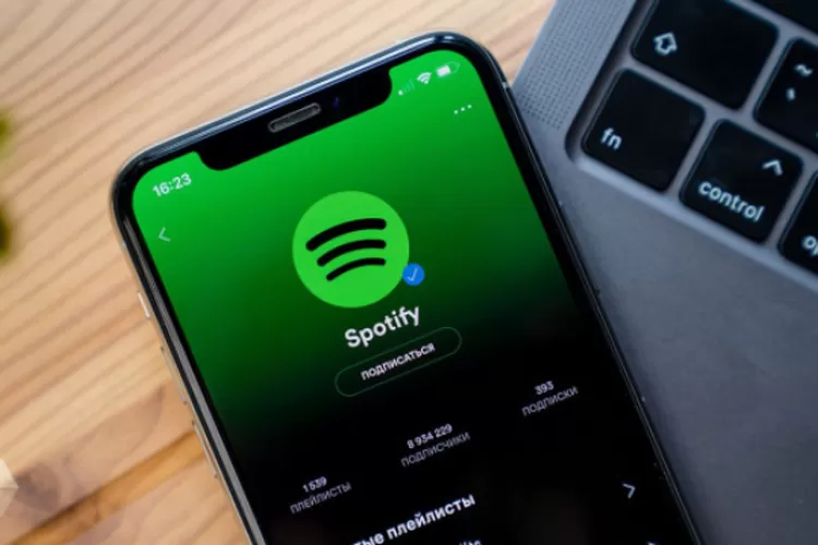 Ilustrasi pengguna Spotify memutar lagu bebas tanpa shuffle di smartphone. (HukamaNews.com / Net)