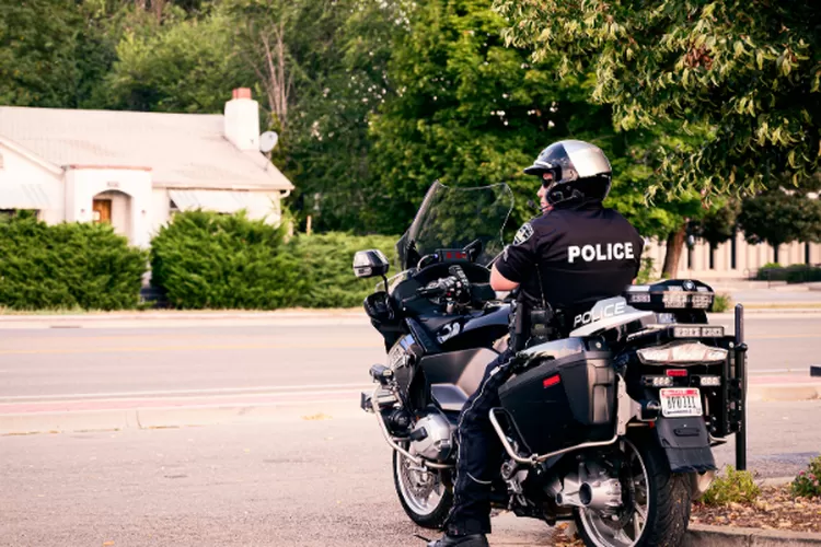 Kakorlantas Polri umumkan larangan sirine dan strobo patwal. (HukamaNews.com / Canva)