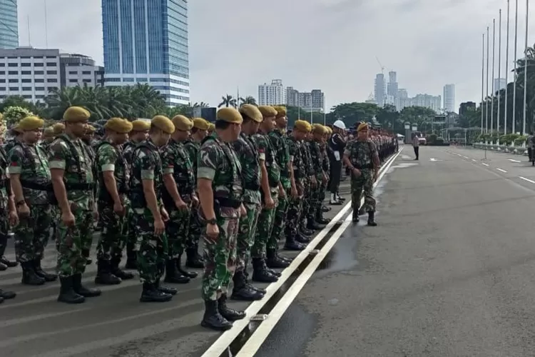 Prajurit TNI AD berjaga di depan gedung DPR RI Jakarta. (HukamaNews.com / TNI)