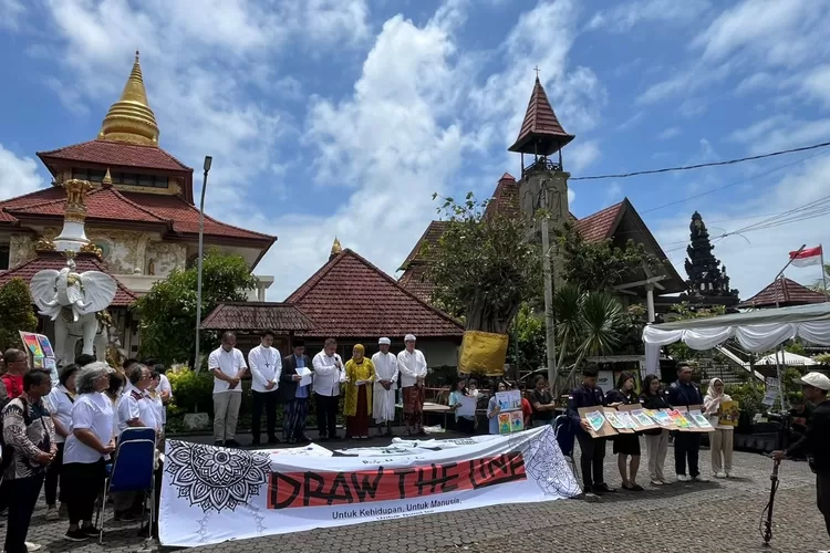 Doa bersama lintas iman dan deklarasi komitmen menjaga bumi sebagai amanah Tuhan dan warisan anak-cucu. Deklarasi tersebut dinamai dengan Deklarasi Puja Mandala, yang dideklarasikan pada rangkaian acara Draw the Line di Puja Mandala, Nusa Dua, Bali, Sabtu 20 September 2025