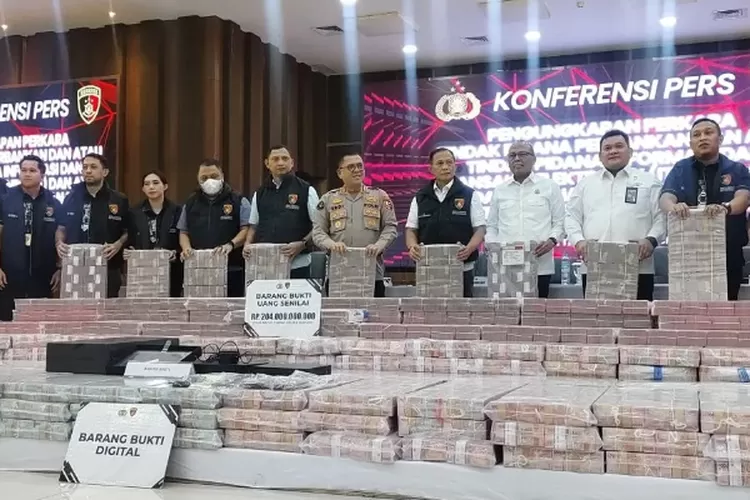 Polri tunjukkan barang bukti Rp204 miliar kasus pembobolan rekening dormant. (HukamaNews.com / Net)