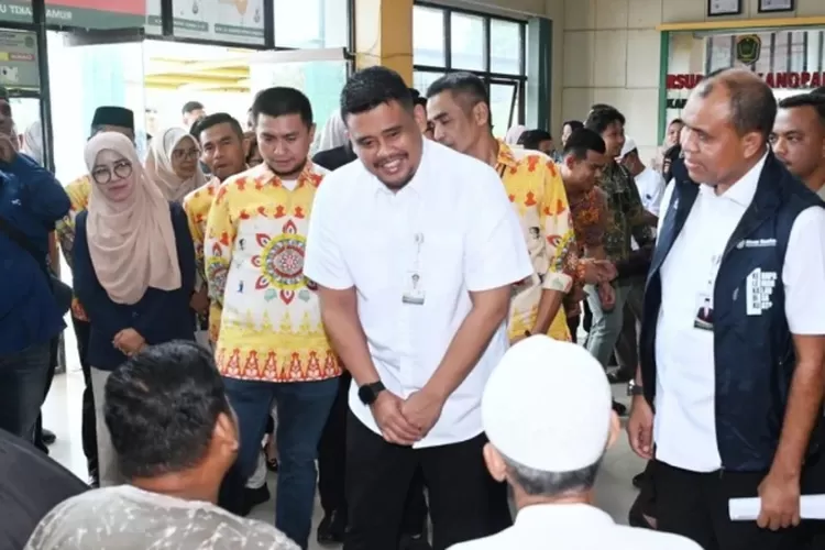 Bobby Nasution menyapa pasien di RSUD Aek Kanopan, Sumut (HukamaNews.com / Net)