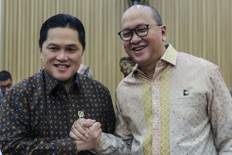 Menteri BUMN Erick Thohir berjabat tangan dalam rapat DPR soal transformasi BUMN. (HukamaNews.com / Antara)