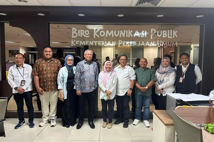 Kepala Biro Komunikasi Publik Kementerian PU Lisniari Munthe (tengah) beserta tim menerima kunjungan Direktur Promedia Dadang Hermawan (keempat dari kiri) 26 September 2025. 