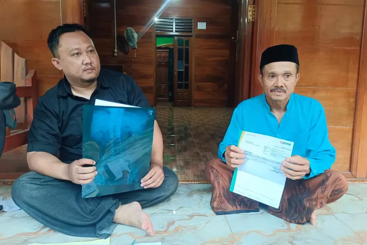 Warga Desa Gondang, Kabupaten Batang, Jawa Tengah, Mistono (kanan) ungkap dugaan malpraktik setelah menjalani operasi di RSUD Kalisari Batang. 