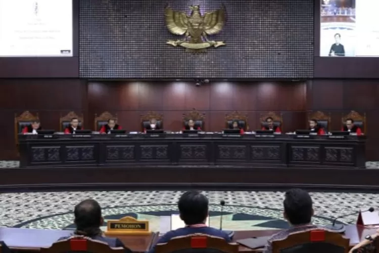 MK telah menolak gugatan syarat pendidikan dan memastikan lulusan SMA tetap berhak maju sebagai capres hingga cawapres. 