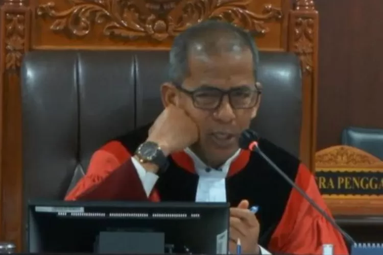 Hakim MK Saldi Isra menanggapi gugatan Hasto soal UU Tipikor. (HukamaNews.com / Net)