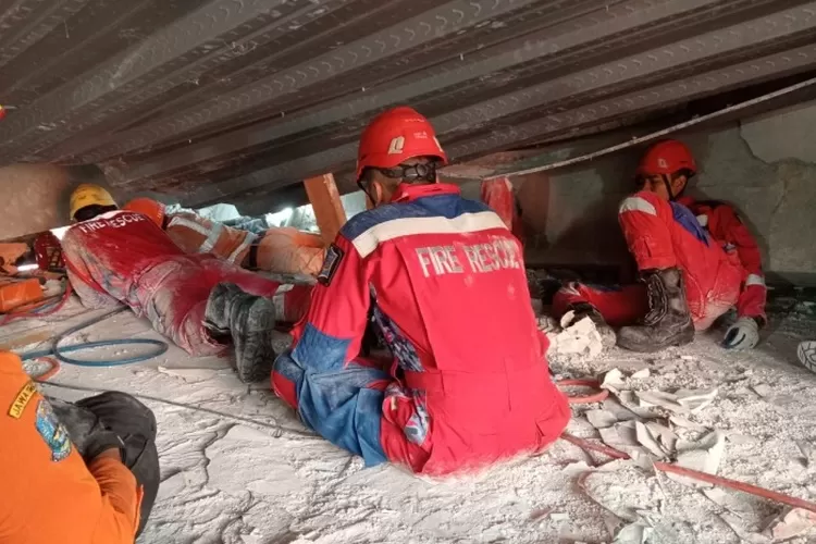 Pencarian korban insiden ambruknya bangunan Ponpes Al Khoziny, Sidoarjo. 