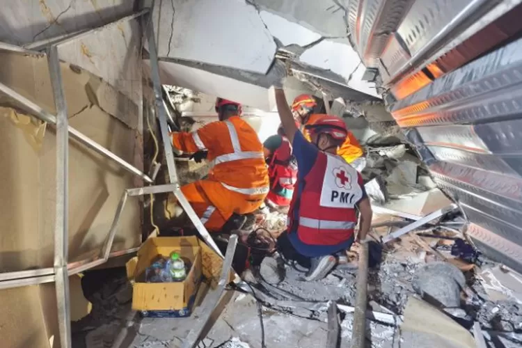 Petugas SAR evakuasi reruntuhan Ponpes Al-Khoziny Sidoarjo yang ambruk (HukamaNews.com / Net)