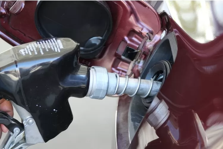 Foto ilustrasi pengisian BBM - SPBU swasta batal beli base fuel dari pertamina. 