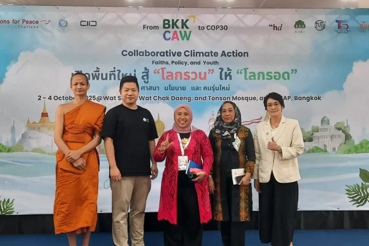 Hening Parlan, Koordinator Nasional GreenFaith Indonesia (tengah) saat menghadiri Interfaith Dialogue on Collaborative Climate Actions yang digelar 2&ndash;4 Oktober 2025 di Bangkok, Thailand.