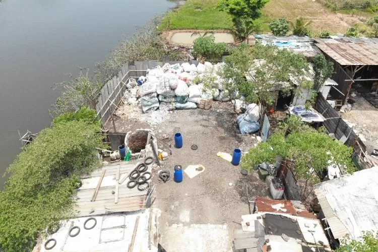 Petugas memeriksa lokasi pabrik besi di Cikande yang terdeteksi paparan radioaktif Cs-137. (HukamaNews.com / Dok.&nbsp;KemenLH)