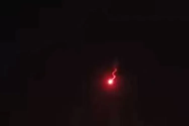 Cahaya meteor melintas di langit Cirebon pada malam hari. (HukamaNews.com / Net)